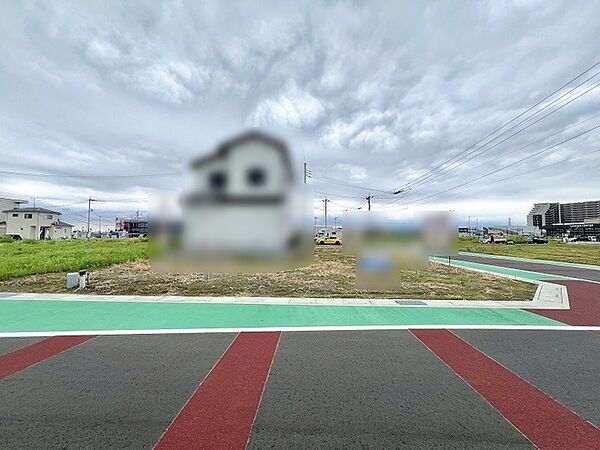 遮るもののない広大な空が広がり、心地よい開放感に包まれる穏やかな景観です。