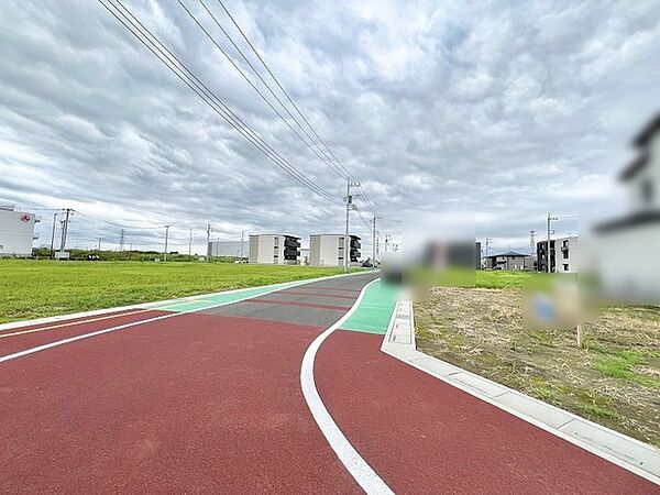 遮るもののない広大な空と緑に囲まれた開放的なロケーションが心地よい空間
