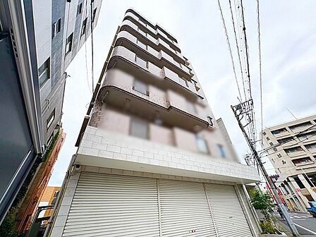 街並みに溶け込む洗練された佇まいが、穏やかな日常の始まりを予感させます