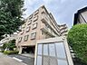 外観：緑豊かな街並みに調和する落ち着いた佇まいと、確かな存在感を放つ外観デザイン
