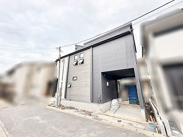 洗練された外観デザインが街並みに調和する、落ち着いた佇まいの住まい。