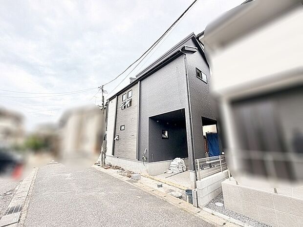 洗練された色合いの外観が街並みに溶け込む落ち着いた佇まい。
