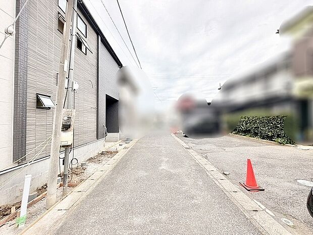 穏やかな空気に包まれた落ち着きのある住環境が広がる前面道路です