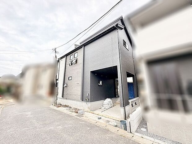 シックな色合いの外観が周囲の街並みに美しく溶け込む、落ち着きのある佇まいです。