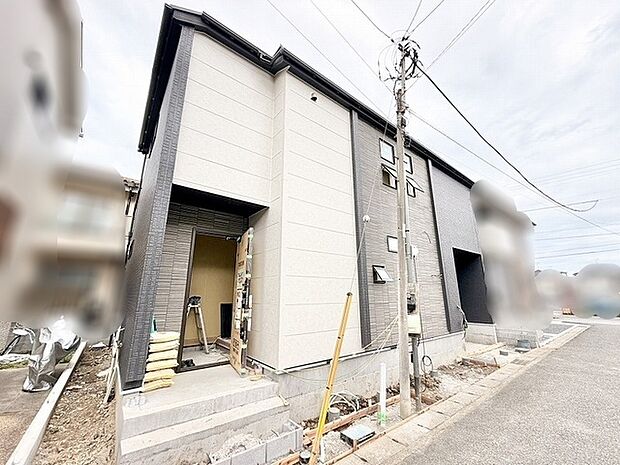 洗練された外観デザインが街並みに映える、落ち着いた佇まいの一邸です。