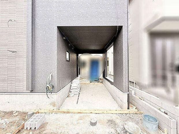 洗練された外壁と落ち着いた色合いが調和する、スタイリッシュな佇まいが広がる空間。