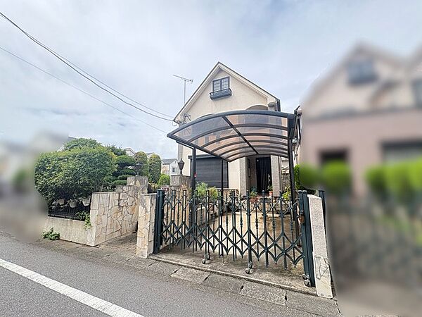 住民の方が主に利用する交通量少なめの道路に面してます。