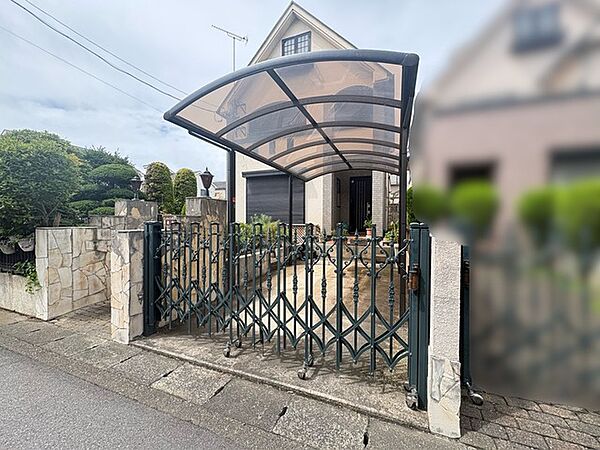 マイカースペースを1台分確保。現地で車幅と共にご確認ください。