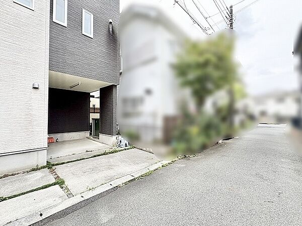 落ち着いた街並みに溶け込む洗練された佇まいと心地よい開放感のある空間