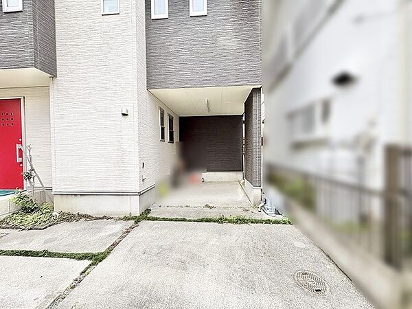 住まいの表情を引き締めるスタイリッシュな外観とゆとりある駐車スペースが調和する心地よい佇まい
