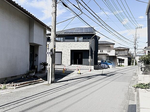穏やかな空気が流れる落ち着いた街並みに、毎日の暮らしが心地よく溶け込んでいく風景。