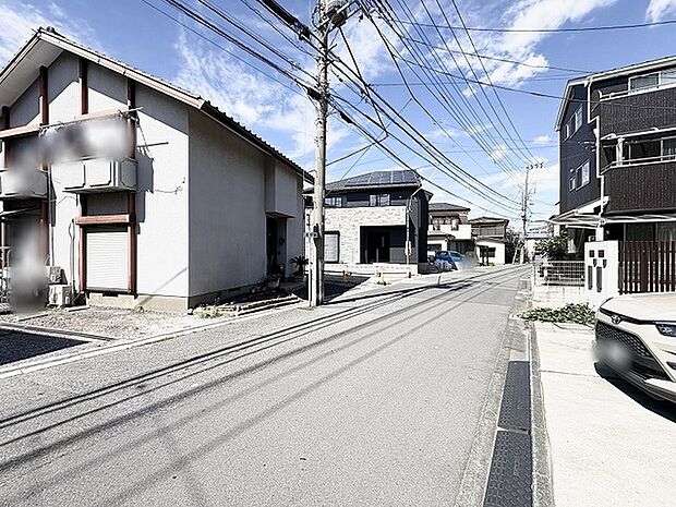 青空が広がり爽やかな風が通り抜ける穏やかで落ち着いた街並みが広がっています