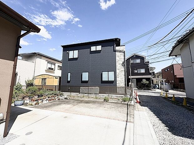 洗練された外観が周囲の街並みに調和し、心地よい暮らしの時間を予感させる佇まいです。