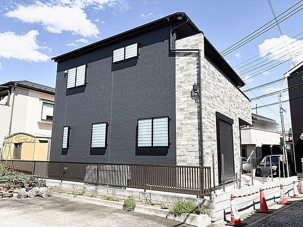 スタイリッシュな外観が目を引く、洗練された佇まいが魅力の住まいです。