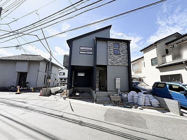 洗練された外観デザインが街並みに映える、落ち着いた佇まいを魅せる住まい。