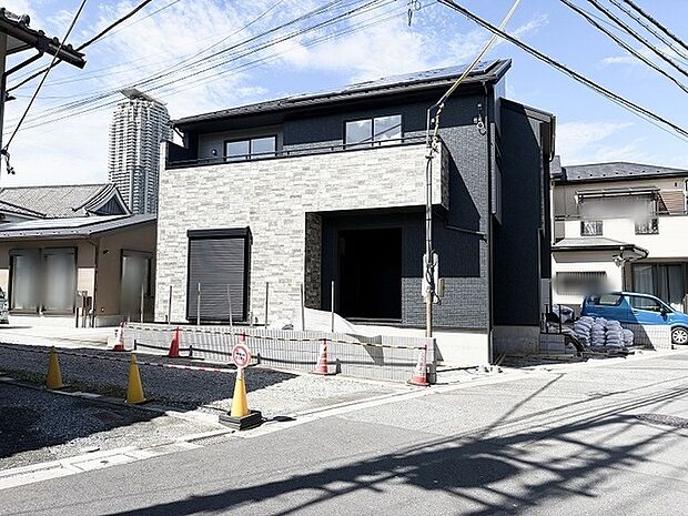 洗練された石張りのアクセントが際立つモダンな外観が日常に心地よい時間を演出します