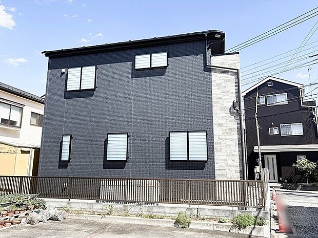 落ち着いた色合いの外壁と幾何学的な窓の配置が洗練された印象を与える佇まいです