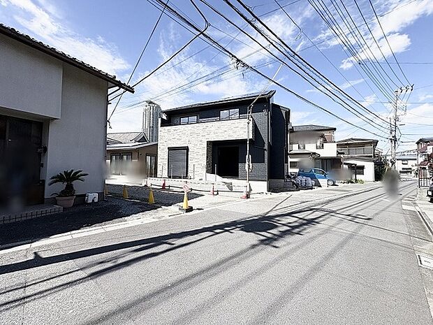 落ち着いた佇まいと洗練された外観が調和する、穏やかな街並みに馴染むロケーション