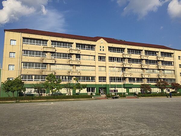 草加市立松江中学校（900m）