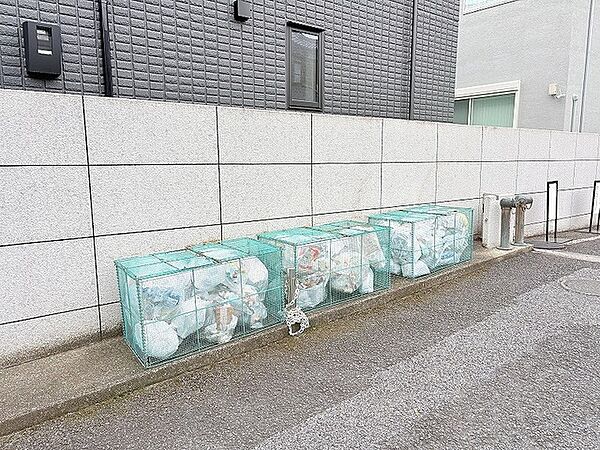 すっきりと整えられた敷地内に設けられた、日々の暮らしを心地よく支える専用のスペースです。