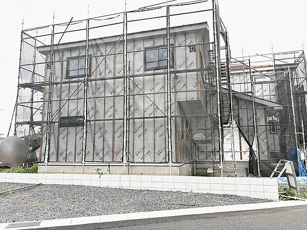 新たな暮らしの形を描き出す建築中の躯体が確かな品質と未来への期待感を伝えます
