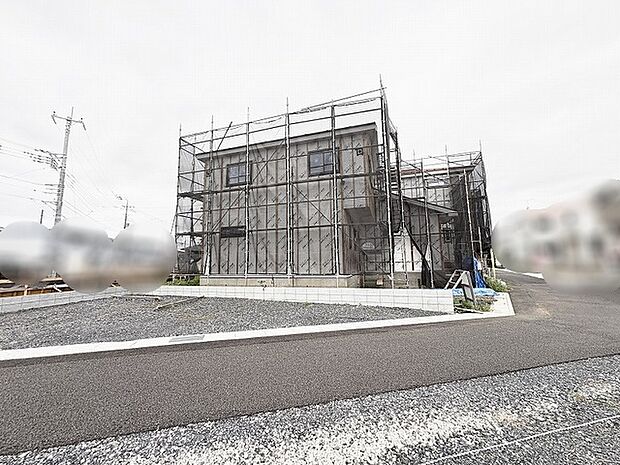 完成へと向かう静かな街並みに佇む、これからの暮らしへの期待が高まる住まい
