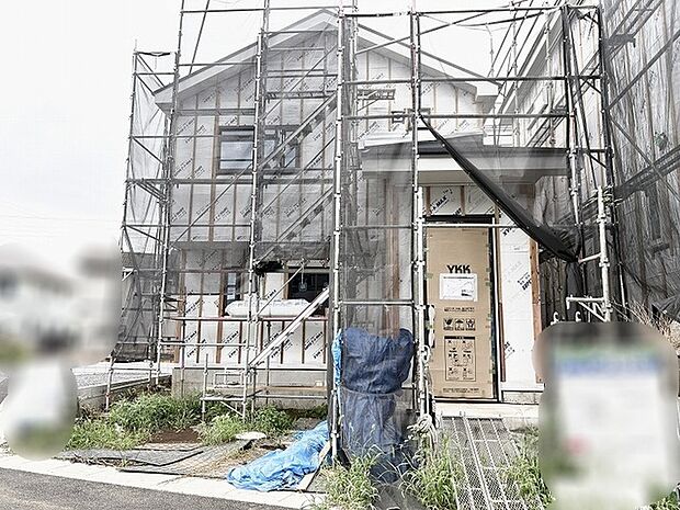 丁寧な施工と確かな品質が形作られていく、安心感のある建築中の風景です。