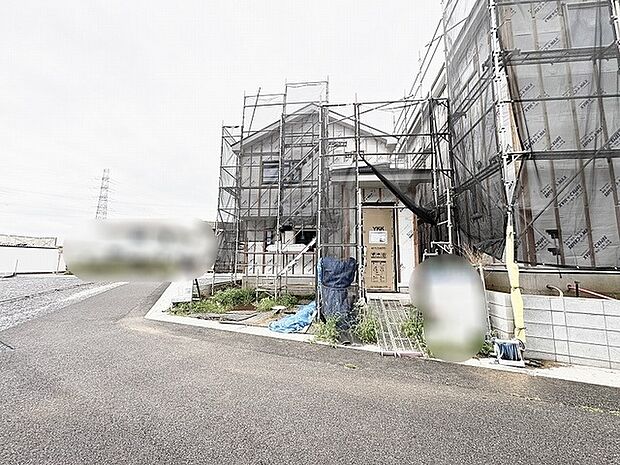 新しい暮らしの完成へ向けて期待が高まる施工中の外観風景
