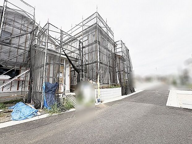 完成への期待が高まる施工中の佇まいは新しい暮らしへの想像力を膨らませます