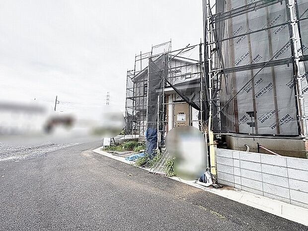 完成へと向かう静かな街並みに寄り添い、新しい暮らしの風景を描き出す穏やかな時間を紡ぐ場所。