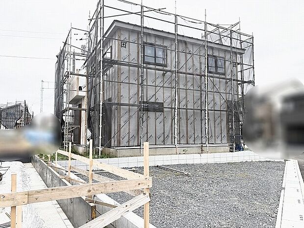 新しい暮らしの形を丁寧に紡ぎ出す、完成への期待感が高まる静かな佇まい。