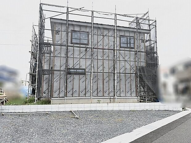 着々と形作られていく新しい住まいが、穏やかな街並みに馴染む佇まいを見せています。
