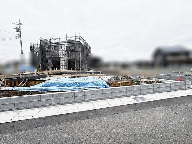 新しい暮らしへの期待が高まる、穏やかな空気に包まれた建築中の現地風景です。