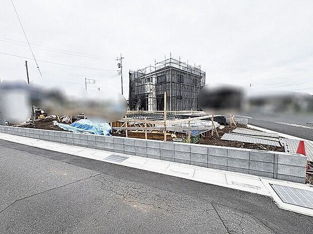新しい暮らしへの期待が高まる、穏やかな空気に包まれた建築中の現地風景です
