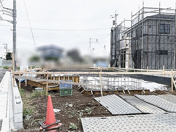 新しい暮らしへの期待が高まる、これから形になっていく穏やかな分譲地の一角。