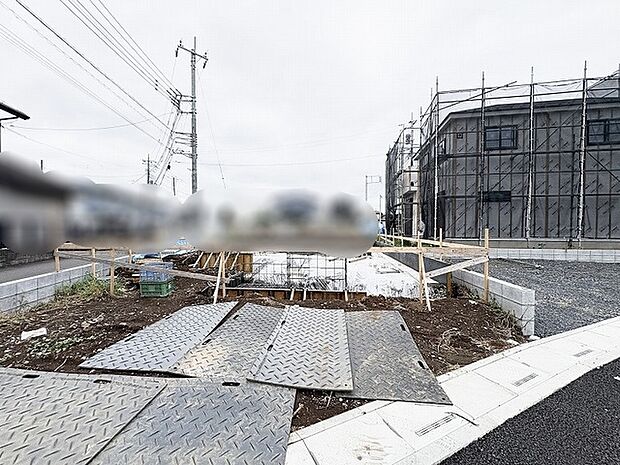 新しい暮らしの舞台が形作られていく、これからの変化が楽しみな建築中の現地風景です。