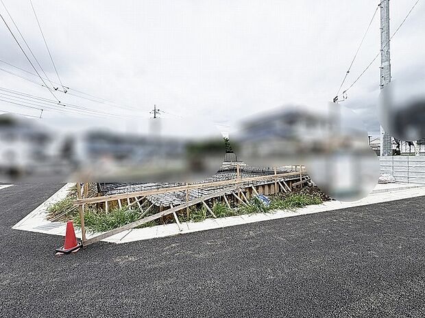 新しい物語の始まりを予感させる、すっきりと整えられた穏やかな敷地景観。