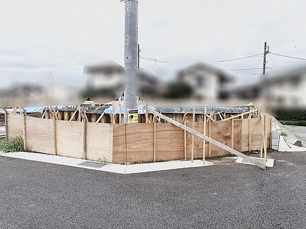 新たな暮らしの始まりを静かに予感させる整えられた敷地の一コマ