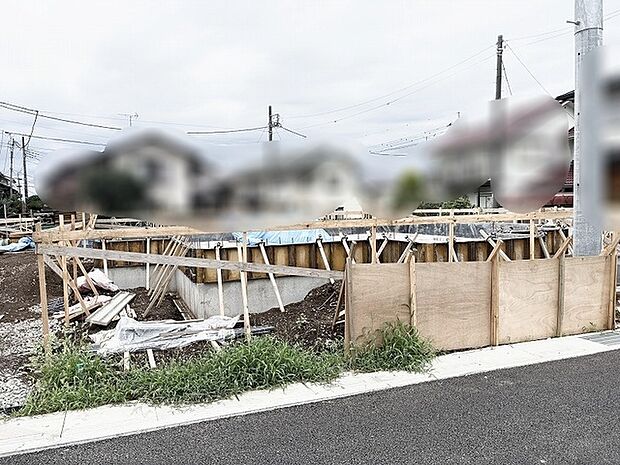 静かな街並みに包まれ、新しい暮らしへの期待が高まる穏やかな敷地です。