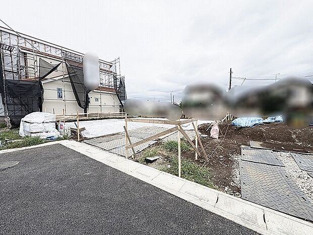 これからの新しい暮らしへの期待が高まる、穏やかな空気が漂う建築中の現地風景です。