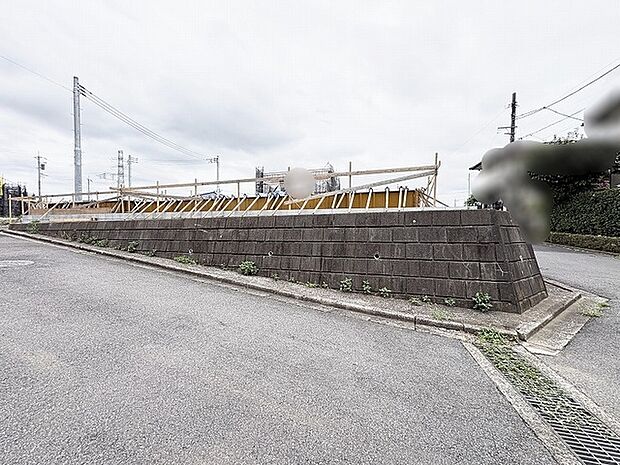 開放的な空気が広がる静かな住環境に、これからの暮らしへの期待が高まります。