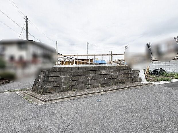 開放感のある落ち着いた周辺環境に位置し、ゆとりある敷地が心地よい空間を演出します。