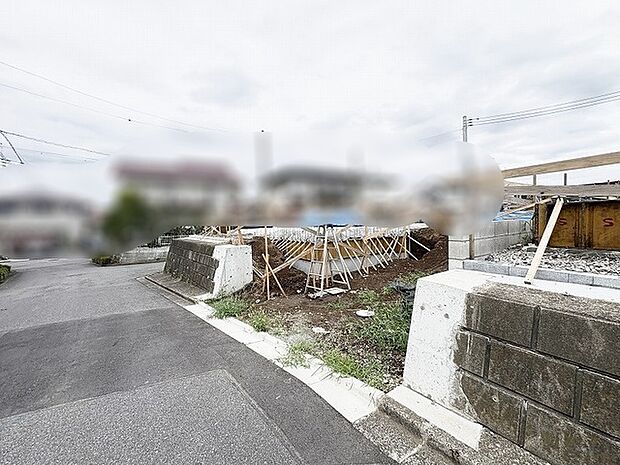 新たな暮らしの舞台が形づくられていく、静かな期待感に満ちた風景です。