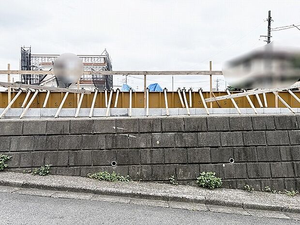 開放感のある高台に位置し、心地よい風とすっきりと見渡せる眺望が広がる心地よい空間です。