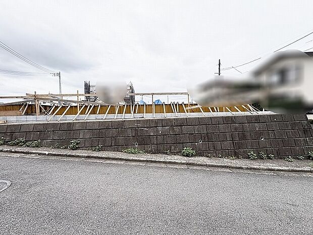 空が広く見渡せる開放的なロケーションに広がるゆとりある敷地です