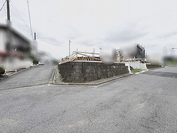開放感のある角地に位置し、すっきりと見通しの良い整えられた街並みが広がります。