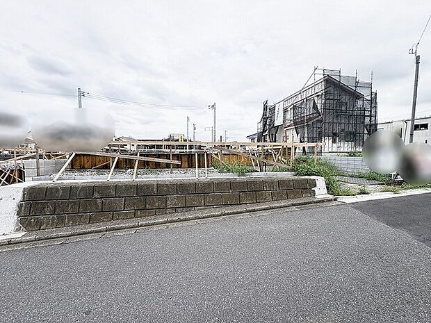 開放的な空が広がり、新しい暮らしの始まりを静かに予感させる穏やかな景観です。