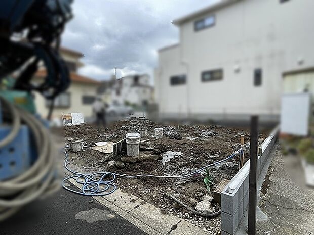 新しい暮らしの基盤が整っていく、これからの時間を想像させる静かな更地です。
