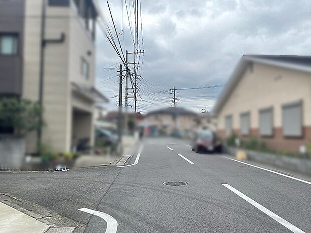 穏やかな空気が流れる閑静な住宅街に佇み、日々の暮らしにしっくりとなじむ落ち着いた住環境が広がります。
