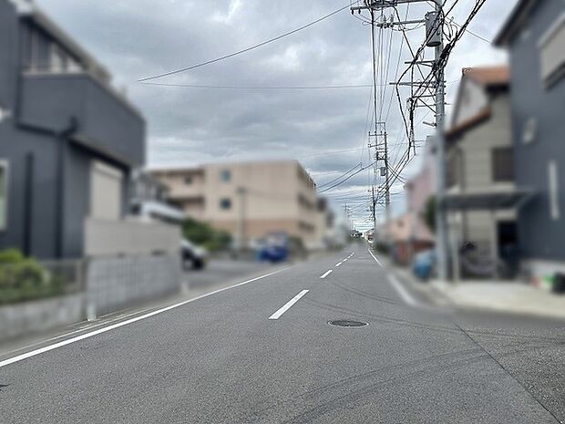 穏やかな空気が流れる閑静な住宅街に佇み、日々の暮らしにしっくりとなじむ心地よいロケーション。